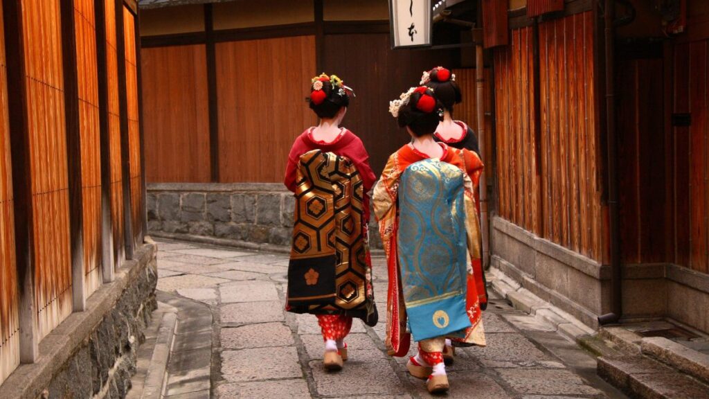 See the famous geishas in Japan
