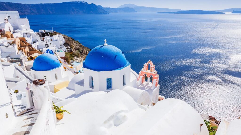 You can't have a list of the best places to visit in Greece without mentioning Santorini