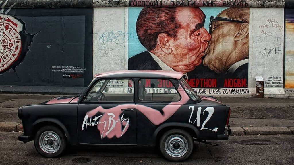 Painting of 2 men kissing on the Berlin Wall