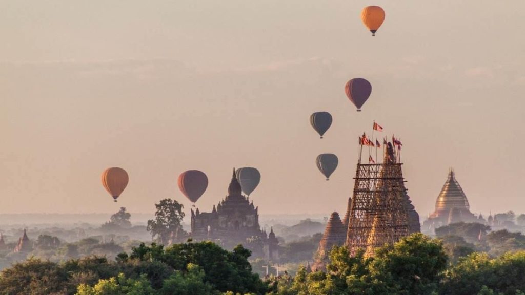 Things to do before you die, air balloon over Bagan sky