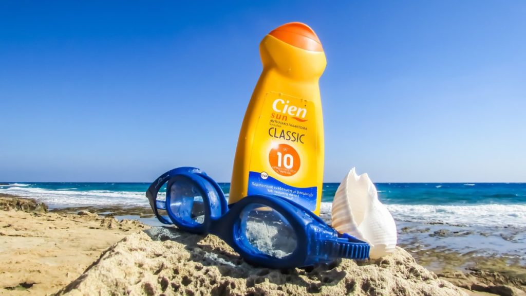 What to bring to the beach, sunscreen