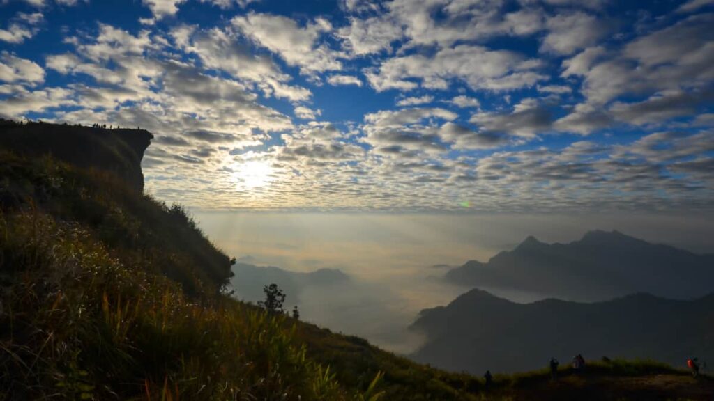 Piękny widok na wschód słońca w Phu Chi Fa National Forest Park