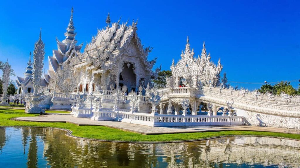 Vista esterna del Wat Rong Khun, il Tempio Bianco