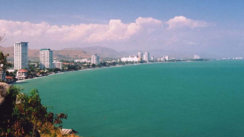 Vue panoramique de la mer et des hôtels de bord de mer à Hua Hin