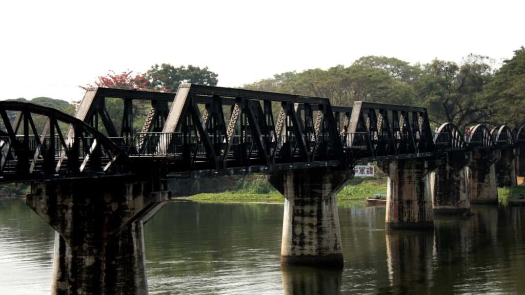 Vista da famosa Ponte sobre o rio Kwai em Kanchanaburi