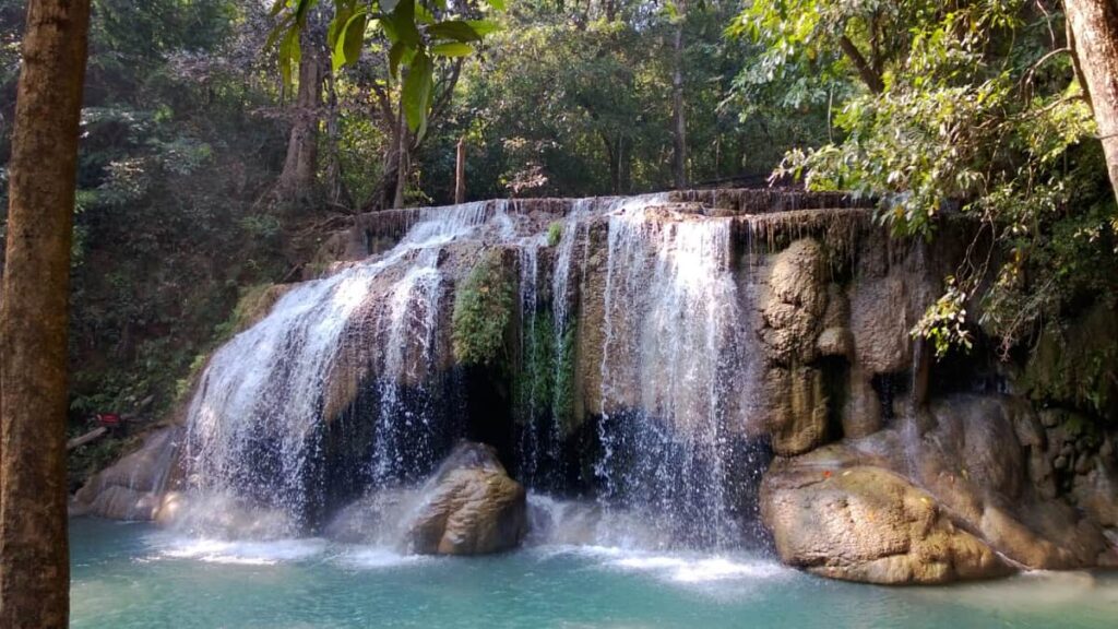 Piękny wodospad w dżungli Parku Narodowego Erawan