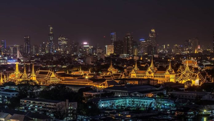Nocny widok na panoramę Bangkoku, jednego z najlepszych miast do odwiedzenia w Tajlandii