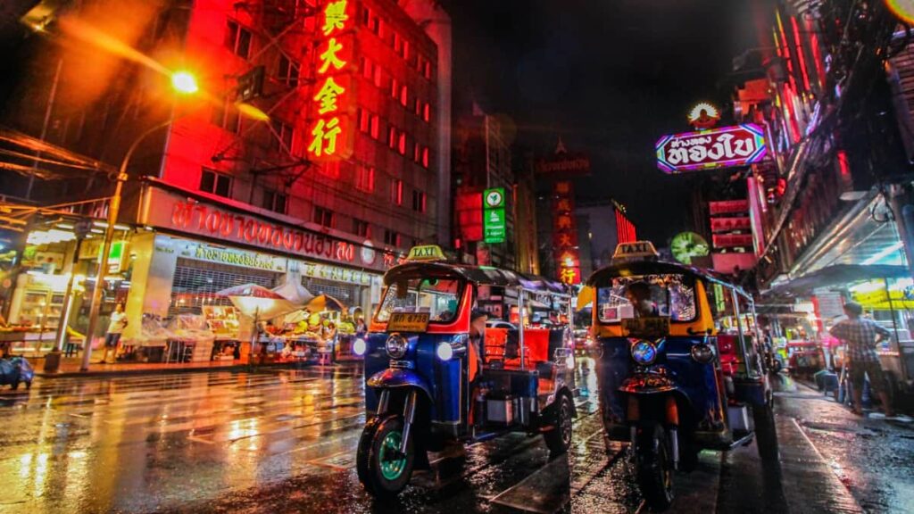 Los tuk-tuks esperan en las calles de Bangkok por la noche