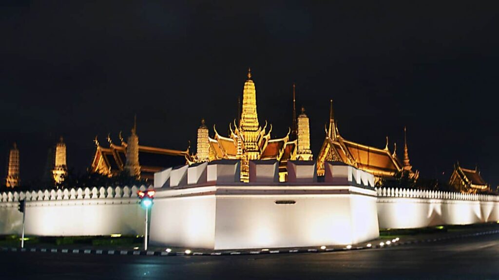 What to do in Thailand, visit the Grand Palace in Bangkok