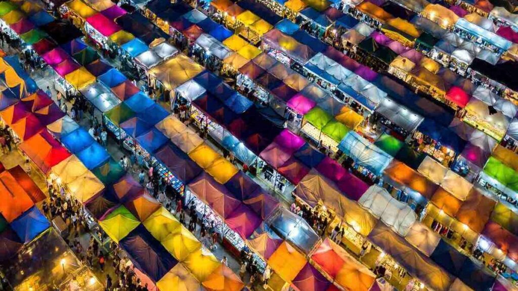 Shopping in Thailand, Rod Fai Train night market