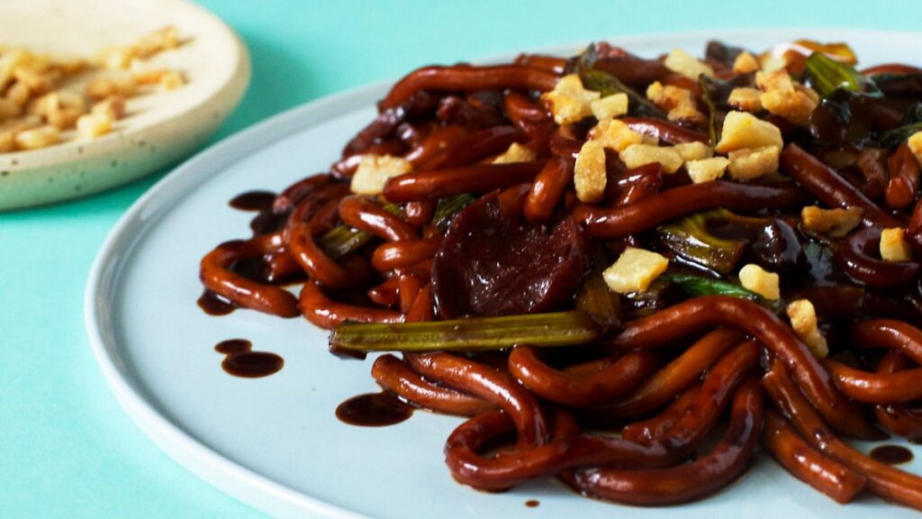 There are long queues for delicious Hokkien mee in Malaysia.