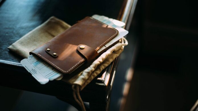 Best travel wallet for men in 2021