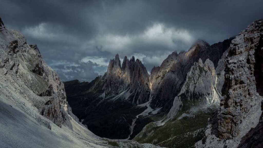 Top trails, Puez-Odle Altopiano, Italy