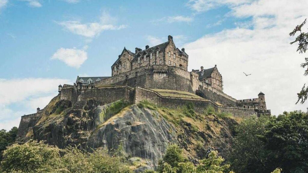 Famous castle, wide perspective of Edinburgh castle