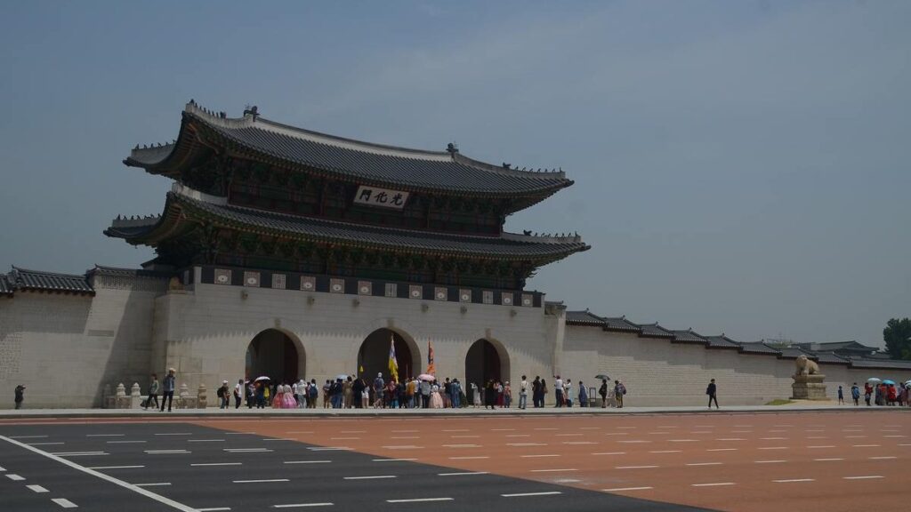 Most famous castles, tourists at the entrance of Gyeonbokgung Palace