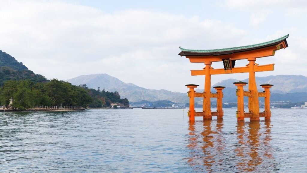 Tourist attractions in japan - Itsukushima Shrine