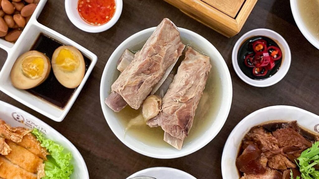 best places to eat in Singapore - Song Fa Bak Kut Teh - one of the most famous good food in Singapore 