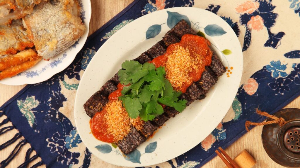 Pig blood cake might not be everyone's choice, but it is a local Taiwan food that everyone knows