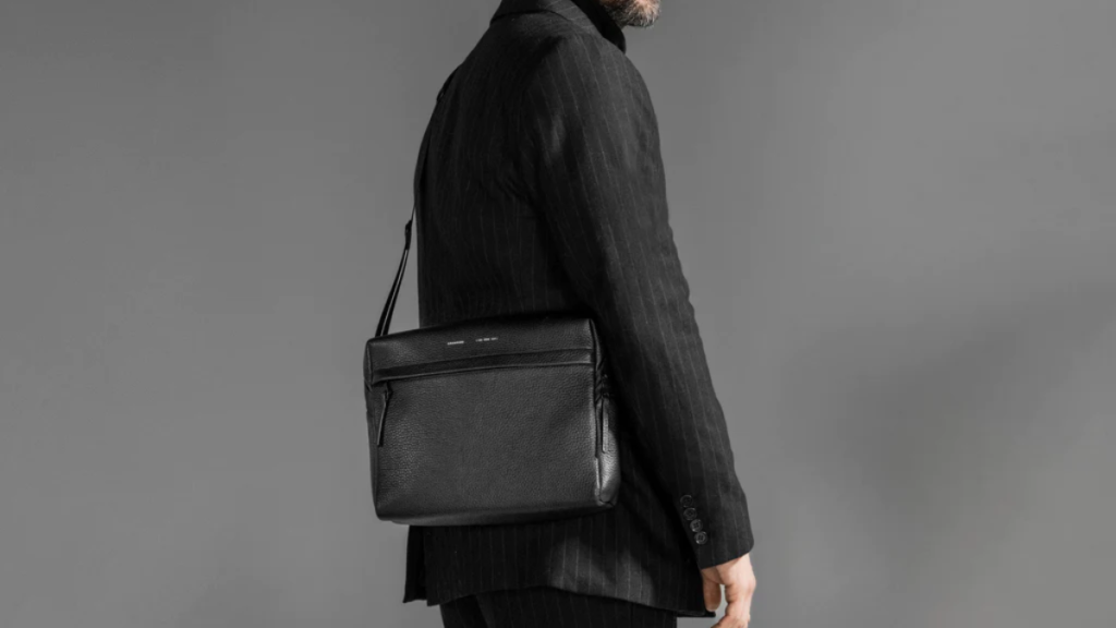 GRAMS28 154 City Pack works well in a formal and casual setting